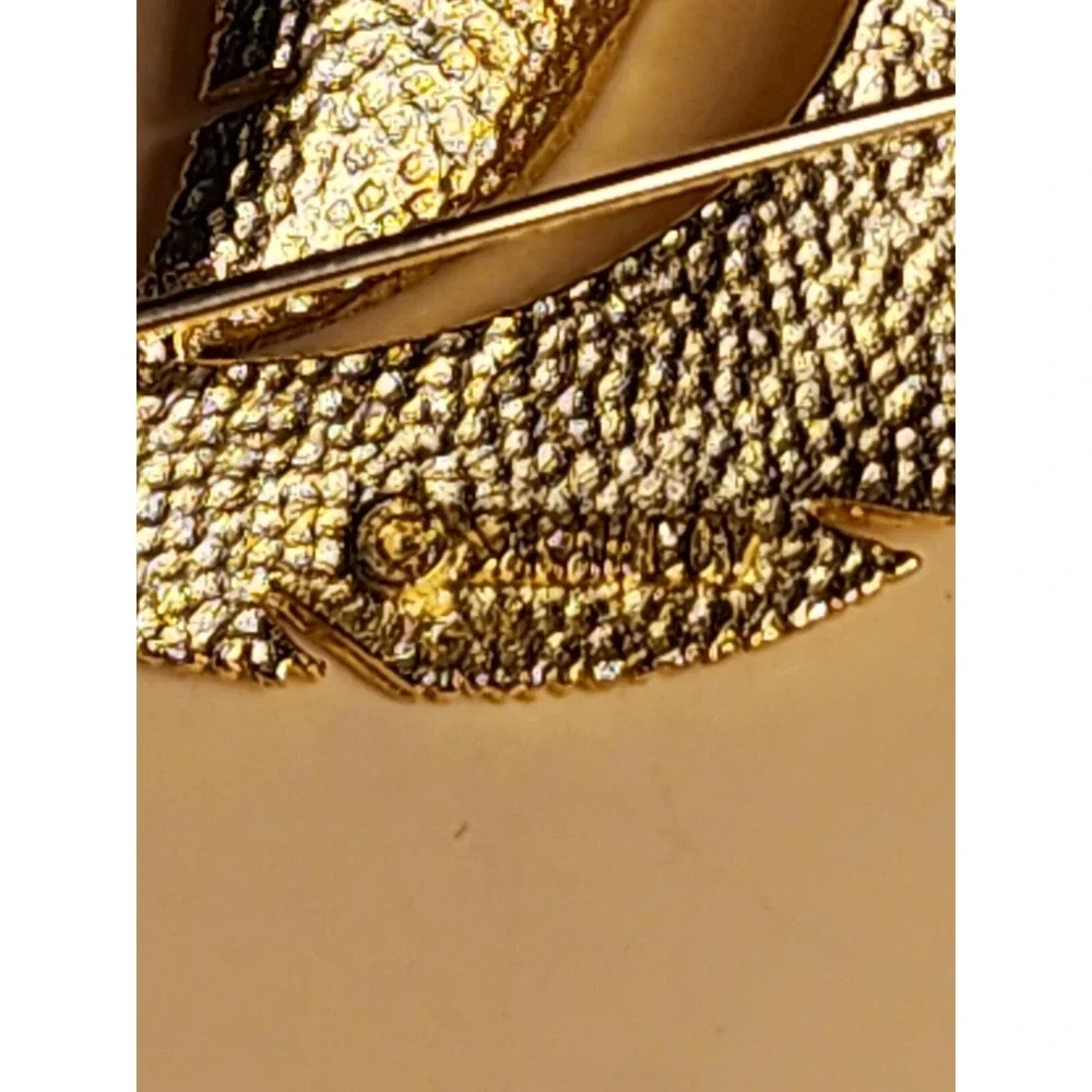 65 Yr Old Vtg SARAH COVENTRY Brooch Pin Brushed‎ Gold Tone Feather Leaf Textured